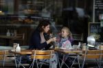 Amsterdam 18 september 2015
Isa Hoes met dochter Vlinder op terras.