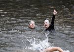 Amsterdam 11 september 2016
Amsterdam city swim tbv ALS door de amsterdamse grachten. Bartina en Debbie Koeman