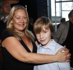 Hilversum, 15 November 2011 Presentatie boek van de Zangeres zonder Naam geschreven door Ben Holthuis.
Danielle Sijthoff met haar zoon Nilly v d Gijp