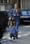 Amsterdam 28 september 2016
Doutzen Kroes met dochterje Myllena Mae in Amsterdam zuid