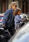 Amsterdam 28 september 2016
Doutzen Kroes met dochterje Myllena Mae in Amsterdam zuid