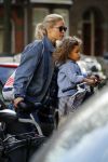 Amsterdam 28 september 2016
Doutzen Kroes met dochterje Myllena Mae in Amsterdam zuid