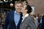 Amsterdam 17 september 2016
Erwin Olaf en zijn partner Kevin trouwen in de stopera . Beide moeders alsmede Hans v Manen waren aanwezig. Ze vertrokken met de fiets