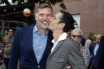 Amsterdam 17 september 2016
Erwin Olaf en zijn partner Kevin trouwen in de stopera . Beide moeders alsmede Hans v Manen waren aanwezig. Ze vertrokken met de fiets
