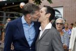 Amsterdam 17 september 2016
Erwin Olaf en zijn partner Kevin trouwen in de stopera . Beide moeders alsmede Hans v Manen waren aanwezig. Ze vertrokken met de fiets