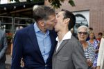Amsterdam 17 september 2016
Erwin Olaf en zijn partner Kevin trouwen in de stopera . Beide moeders alsmede Hans v Manen waren aanwezig. Ze vertrokken met de fiets