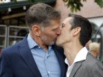 Amsterdam 17 september 2016
Erwin Olaf en zijn partner Kevin trouwen in de stopera . Beide moeders alsmede Hans v Manen waren aanwezig. Ze vertrokken met de fiets
