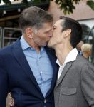 Amsterdam 17 september 2016
Erwin Olaf en zijn partner Kevin trouwen in de stopera . Beide moeders alsmede Hans v Manen waren aanwezig. Ze vertrokken met de fiets