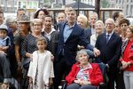 Amsterdam 17 september 2016
Erwin Olaf en zijn partner Kevin trouwen in de stopera . Beide moeders alsmede Hans v Manen waren aanwezig. Ze vertrokken met de fiets