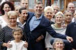 Amsterdam 17 september 2016
Erwin Olaf en zijn partner Kevin trouwen in de stopera . Beide moeders alsmede Hans v Manen waren aanwezig. Ze vertrokken met de fiets