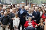 Amsterdam 17 september 2016
Erwin Olaf en zijn partner Kevin trouwen in de stopera . Beide moeders alsmede Hans v Manen waren aanwezig. Ze vertrokken met de fiets