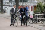 Amsterdam 17 september 2016
Erwin Olaf en zijn partner Kevin trouwen in de stopera . Beide moeders alsmede Hans v Manen waren aanwezig. Ze vertrokken met de fiets