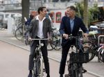 Amsterdam 17 september 2016
Erwin Olaf en zijn partner Kevin trouwen in de stopera . Beide moeders alsmede Hans v Manen waren aanwezig. Ze vertrokken met de fiets