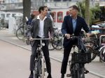 Amsterdam 17 september 2016
Erwin Olaf en zijn partner Kevin trouwen in de stopera . Beide moeders alsmede Hans v Manen waren aanwezig. Ze vertrokken met de fiets