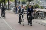 Amsterdam 17 september 2016
Erwin Olaf en zijn partner Kevin trouwen in de stopera . Beide moeders alsmede Hans v Manen waren aanwezig. Ze vertrokken met de fiets