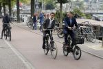Amsterdam 17 september 2016
Erwin Olaf en zijn partner Kevin trouwen in de stopera . Beide moeders alsmede Hans v Manen waren aanwezig. Ze vertrokken met de fiets