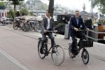 Amsterdam 17 september 2016
Erwin Olaf en zijn partner Kevin trouwen in de stopera . Beide moeders alsmede Hans v Manen waren aanwezig. Ze vertrokken met de fiets