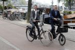 Amsterdam 17 september 2016
Erwin Olaf en zijn partner Kevin trouwen in de stopera . Beide moeders alsmede Hans v Manen waren aanwezig. Ze vertrokken met de fiets