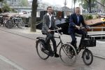 Amsterdam 17 september 2016
Erwin Olaf en zijn partner Kevin trouwen in de stopera . Beide moeders alsmede Hans v Manen waren aanwezig. Ze vertrokken met de fiets