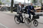 Amsterdam 17 september 2016
Erwin Olaf en zijn partner Kevin trouwen in de stopera . Beide moeders alsmede Hans v Manen waren aanwezig. Ze vertrokken met de fiets