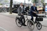 Amsterdam 17 september 2016
Erwin Olaf en zijn partner Kevin trouwen in de stopera . Beide moeders alsmede Hans v Manen waren aanwezig. Ze vertrokken met de fiets