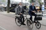Amsterdam 17 september 2016
Erwin Olaf en zijn partner Kevin trouwen in de stopera . Beide moeders alsmede Hans v Manen waren aanwezig. Ze vertrokken met de fiets