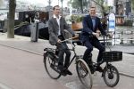 Amsterdam 17 september 2016
Erwin Olaf en zijn partner Kevin trouwen in de stopera . Beide moeders alsmede Hans v Manen waren aanwezig. Ze vertrokken met de fiets