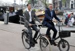 Amsterdam 17 september 2016
Erwin Olaf en zijn partner Kevin trouwen in de stopera . Beide moeders alsmede Hans v Manen waren aanwezig. Ze vertrokken met de fiets