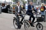 Amsterdam 17 september 2016
Erwin Olaf en zijn partner Kevin trouwen in de stopera . Beide moeders alsmede Hans v Manen waren aanwezig. Ze vertrokken met de fiets