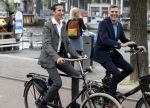 Amsterdam 17 september 2016
Erwin Olaf en zijn partner Kevin trouwen in de stopera . Beide moeders alsmede Hans v Manen waren aanwezig. Ze vertrokken met de fiets