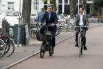 Amsterdam 17 september 2016
Erwin Olaf en zijn partner Kevin trouwen in de stopera . Beide moeders alsmede Hans v Manen waren aanwezig. Ze vertrokken met de fiets