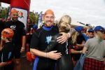 Amsterdam 11 september 2016
Amsterdam city swim tbv ALS door de amsterdamse grachten. Johnny de Mol met manager Carlijn de Vries Ralph en Daniel de Vries