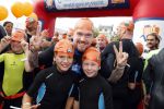 Amsterdam 11 september 2016
Amsterdam city swim tbv ALS door de amsterdamse grachten. Johnny de Mol met manager Carlijn de Vries Ralph en Daniel de Vries