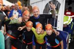 Amsterdam 11 september 2016
Amsterdam city swim tbv ALS door de amsterdamse grachten. Johnny de Mol met manager Carlijn de Vries Ralph en Daniel de Vries
