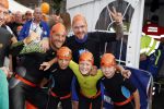Amsterdam 11 september 2016
Amsterdam city swim tbv ALS door de amsterdamse grachten. Johnny de Mol met manager Carlijn de Vries Ralph en Daniel de Vries