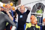 Amsterdam 11 september 2016
Amsterdam city swim tbv ALS door de amsterdamse grachten. Johnny de Mol met manager Carlijn de Vries Ralph en Daniel de Vries