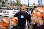 Amsterdam 11 september 2016
Amsterdam city swim tbv ALS door de amsterdamse grachten. Johnny de Mol met manager Carlijn de Vries Ralph en Daniel de Vries