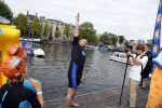 Amsterdam 11 september 2016
Amsterdam city swim tbv ALS door de amsterdamse grachten. Johnny de Mol met manager Carlijn de Vries Ralph en Daniel de Vries