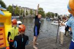 Amsterdam 11 september 2016
Amsterdam city swim tbv ALS door de amsterdamse grachten. Johnny de Mol met manager Carlijn de Vries Ralph en Daniel de Vries