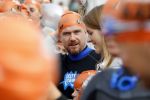 Amsterdam 11 september 2016
Amsterdam city swim tbv ALS door de amsterdamse grachten. Johnny de Mol met manager Carlijn de Vries Ralph en Daniel de Vries