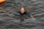 Amsterdam 11 september 2016
Amsterdam city swim tbv ALS door de amsterdamse grachten. Johnny de Mol met manager Carlijn de Vries Ralph en Daniel de Vries