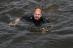 Amsterdam 11 september 2016
Amsterdam city swim tbv ALS door de amsterdamse grachten. Johnny de Mol met manager Carlijn de Vries Ralph en Daniel de Vries