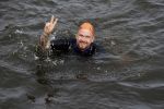 Amsterdam 11 september 2016
Amsterdam city swim tbv ALS door de amsterdamse grachten. Johnny de Mol met manager Carlijn de Vries Ralph en Daniel de Vries