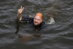 Amsterdam 11 september 2016
Amsterdam city swim tbv ALS door de amsterdamse grachten. Johnny de Mol met manager Carlijn de Vries Ralph en Daniel de Vries