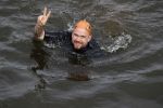 Amsterdam 11 september 2016
Amsterdam city swim tbv ALS door de amsterdamse grachten. Johnny de Mol met manager Carlijn de Vries Ralph en Daniel de Vries