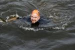 Amsterdam 11 september 2016
Amsterdam city swim tbv ALS door de amsterdamse grachten. Johnny de Mol met manager Carlijn de Vries Ralph en Daniel de Vries