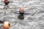 Amsterdam 11 september 2016
Amsterdam city swim tbv ALS door de amsterdamse grachten. Johnny de Mol met manager Carlijn de Vries Ralph en Daniel de Vries