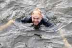 Amsterdam 11 september 2016
Amsterdam city swim tbv ALS door de amsterdamse grachten. Johnny de Mol met manager Carlijn de Vries Ralph en Daniel de Vries