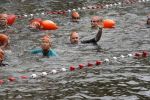 Amsterdam 11 september 2016
Amsterdam city swim tbv ALS door de amsterdamse grachten. Johnny de Mol met manager Carlijn de Vries Ralph en Daniel de Vries