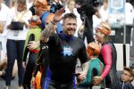 Amsterdam 11 september 2016
Amsterdam city swim tbv ALS door de amsterdamse grachten. Johnny de Mol met manager Carlijn de Vries Ralph en Daniel de Vries
